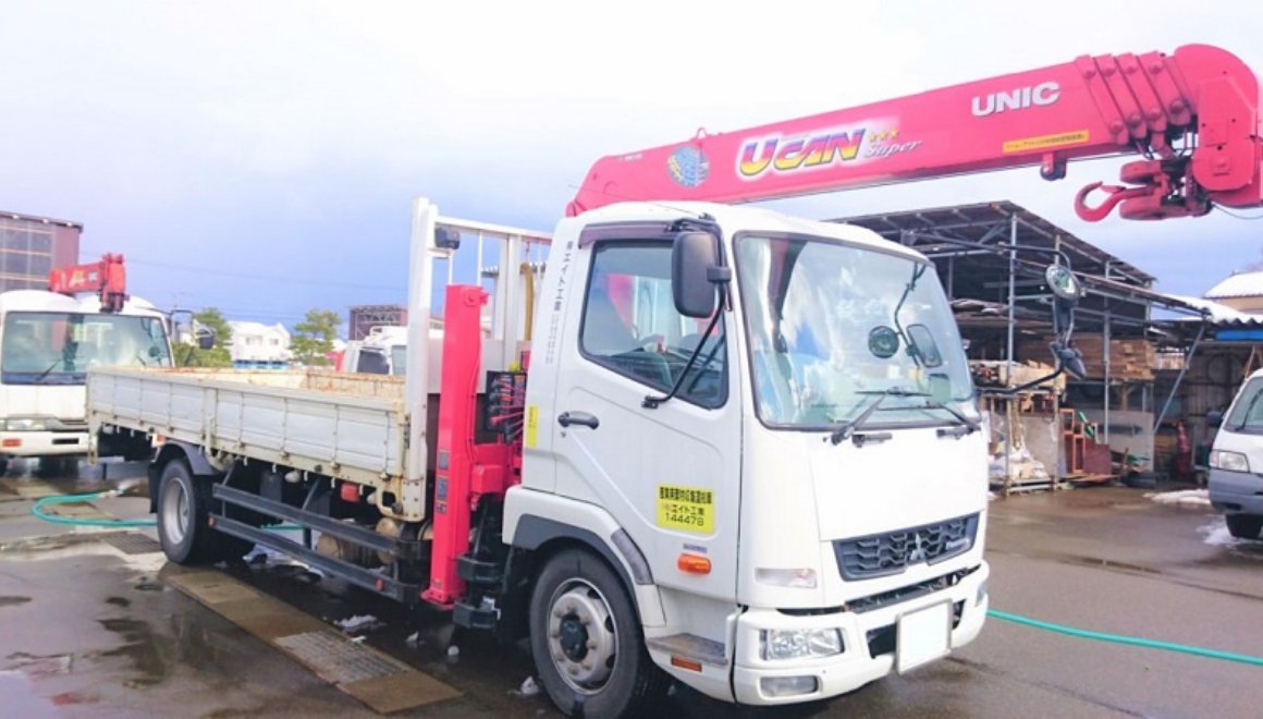 大型トラックのクレーン車